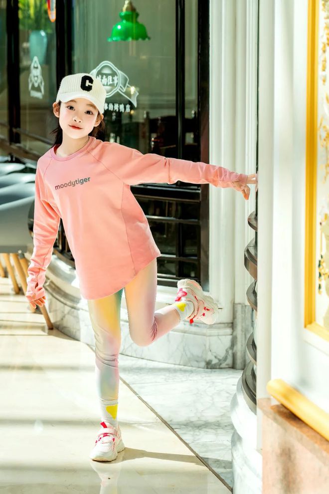 星空体育平台·app好穿又好看的儿童和成人运动服带着孩子动起来吧！(图9)