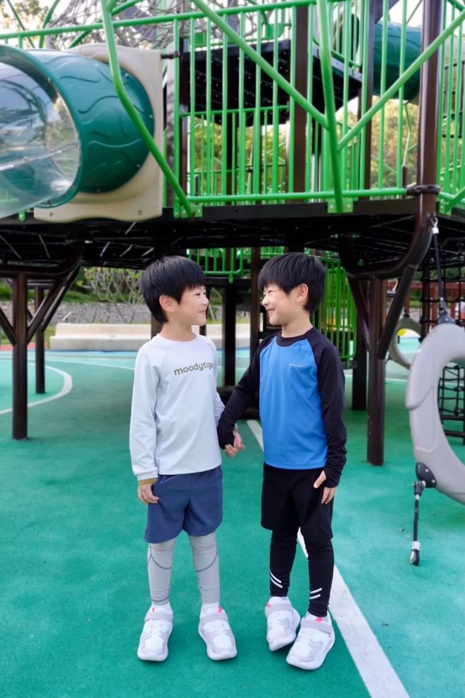 星空体育平台·app好穿又好看的儿童和成人运动服带着孩子动起来吧！(图36)