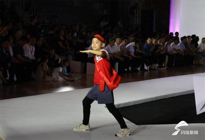 2024“七一”新时代青少年儿童校服时尚风采展示活动在京星空中国体育网站举行(图3)