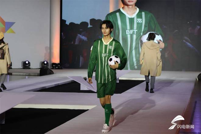 2024“七一”新时代青少年儿童校服时尚风采展示活动在京星空中国体育网站举行(图4)