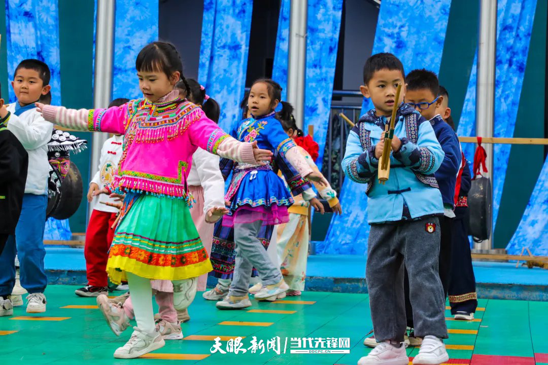 竹竿舞、铜鼓舞、芦笙舞……都匀这所幼儿园的运动会刮起民族风(图5)