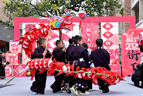 贵州施秉：幼儿“两龙”舞县城 演绎“灯会”迎新年(图2)