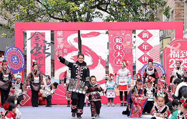贵州施秉：幼儿“两龙”舞县城 演绎“灯会”迎新年(图4)
