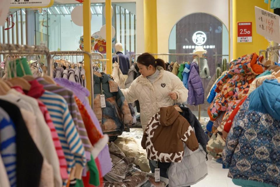 中国经济样本观察“镇”了不起｜20亿件近千亿元！这个小镇给全球儿童做衣服(图2)