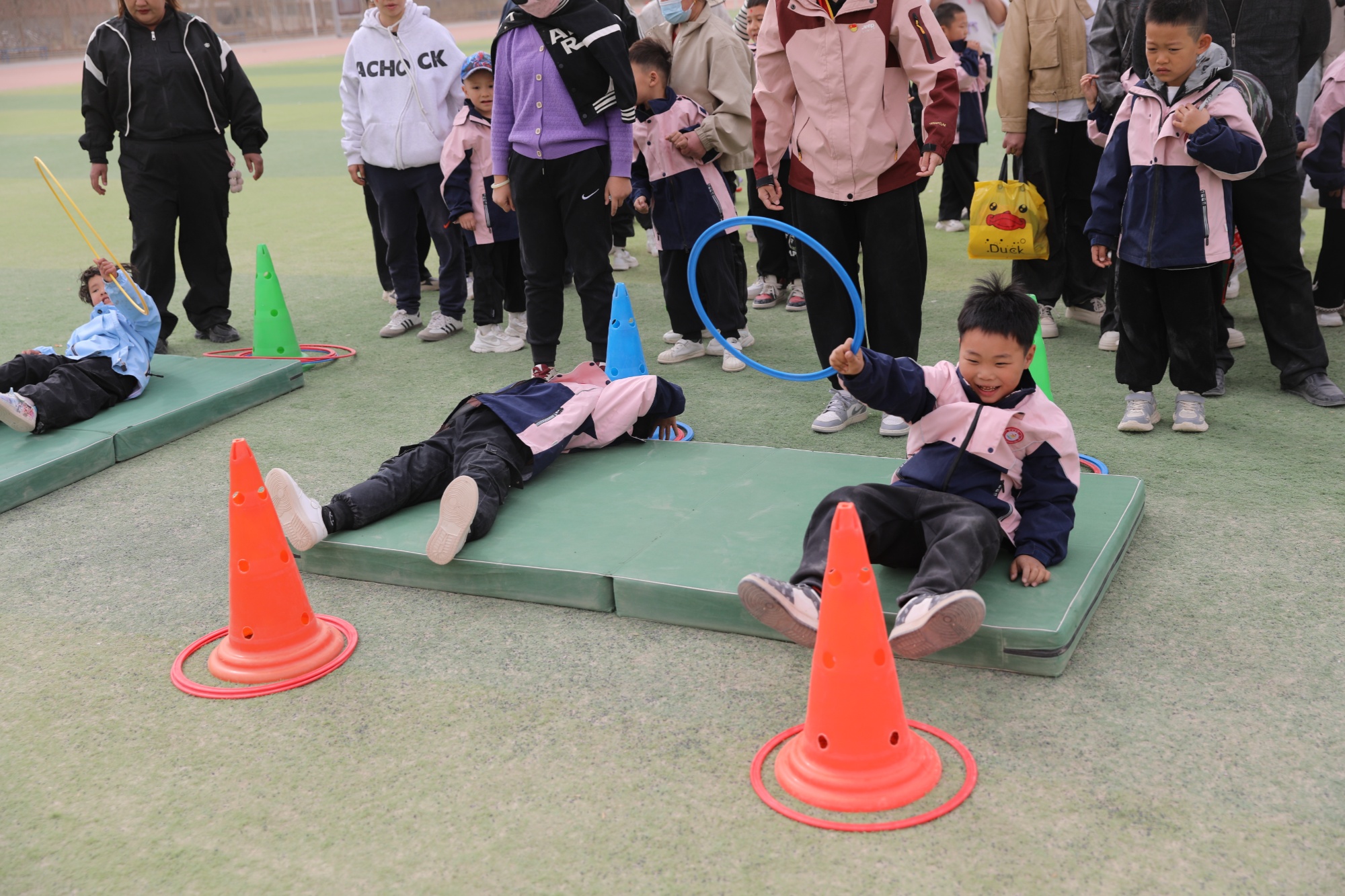 传统文化“活”起来！若羌幼儿园“哪吒闹海”亲子运动会趣味十足(图3)