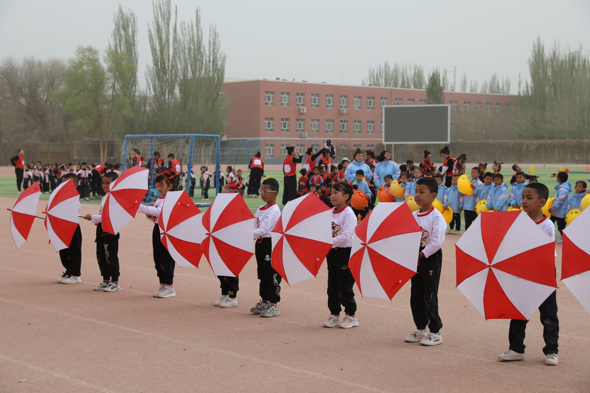 传统文化“活”起来！若羌幼儿园“哪吒闹海”亲子运动会趣味十足(图2)