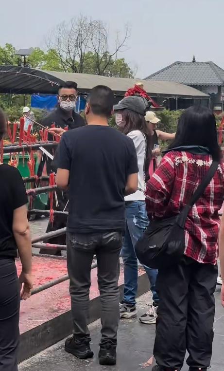 55岁莫文蔚在重庆烧香又瘦又高老得太快外籍老公倒是很年轻(图2)