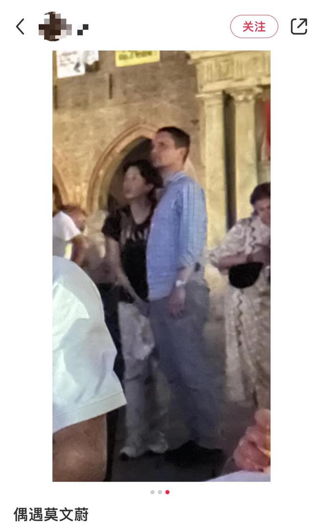 55岁莫文蔚在重庆烧香又瘦又高老得太快外籍老公倒是很年轻(图10)