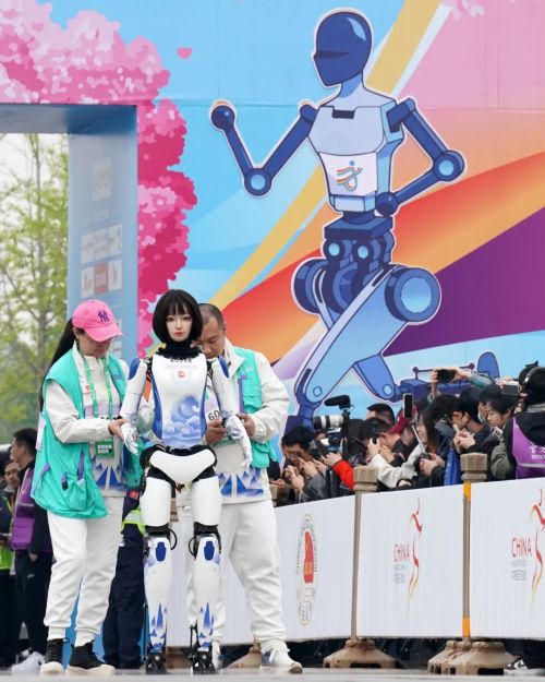 揭秘全球第一场人形机器人马拉松｜前线(图8)