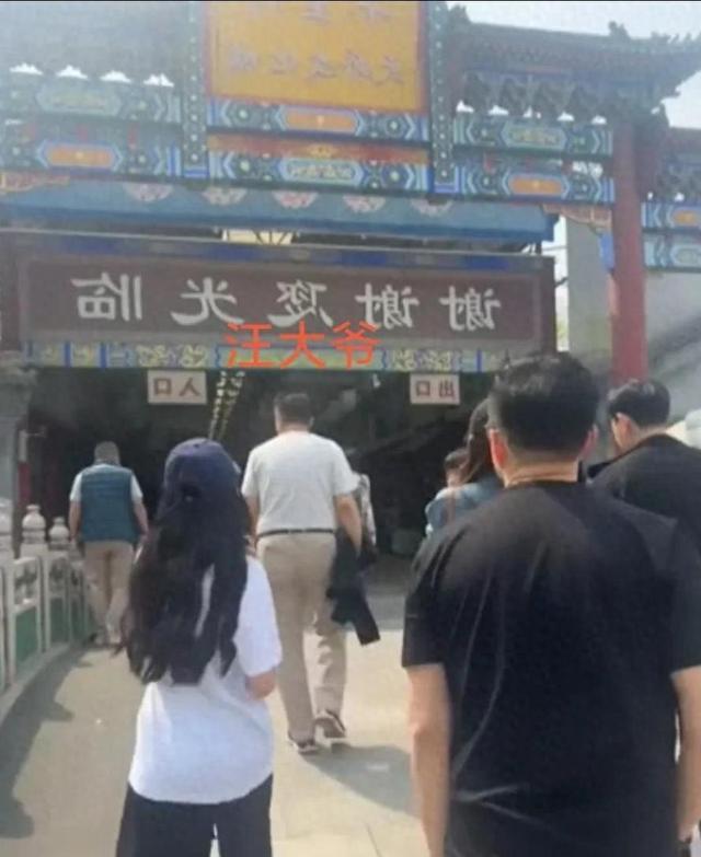 小玥儿在北京第一个生日全家人都陪她爷爷买宠物花钱不心疼(图2)