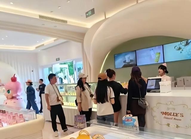 小玥儿在北京第一个生日全家人都陪她爷爷买宠物花钱不心疼(图4)