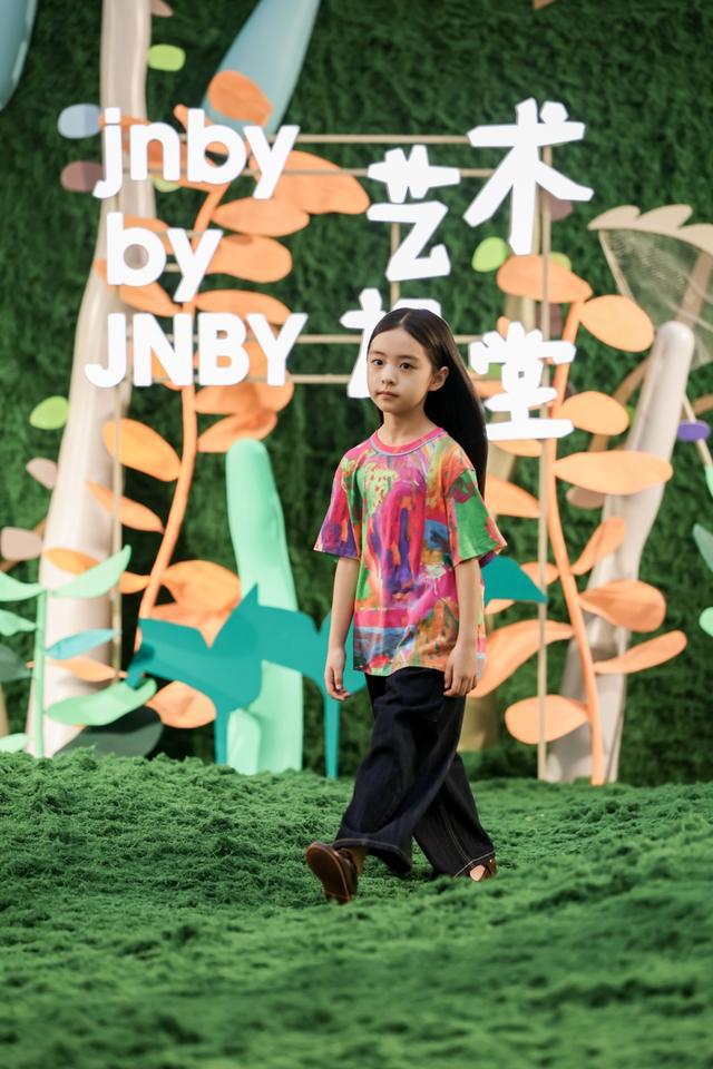 六一儿童节这些小朋友穿着自己设计的衣服走秀(图2)