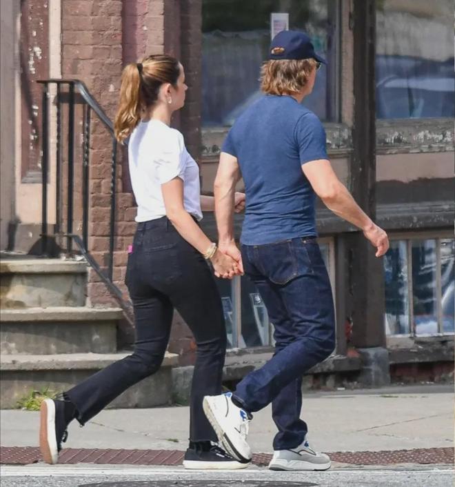 63岁阿汤哥牵手37岁“邦女郎”忘年恋曝光！一个动作引全网争议(图1)