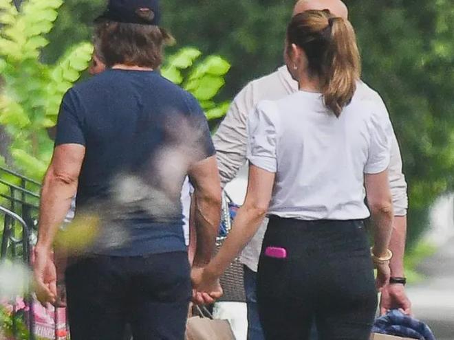 63岁阿汤哥牵手37岁“邦女郎”忘年恋曝光！一个动作引全网争议(图4)