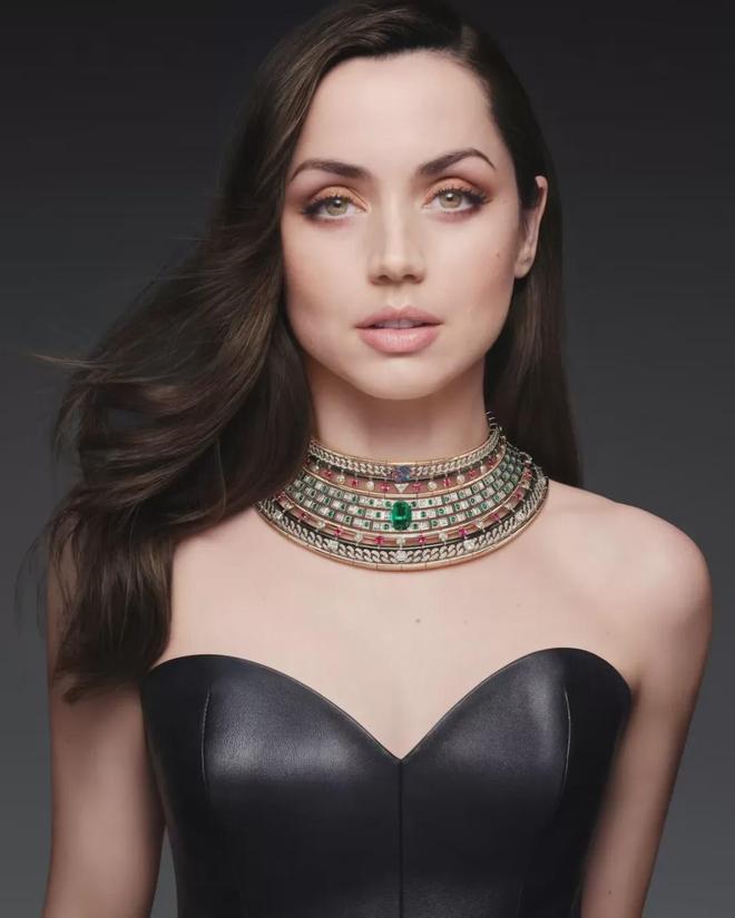 63岁阿汤哥牵手37岁“邦女郎”忘年恋曝光！一个动作引全网争议(图32)