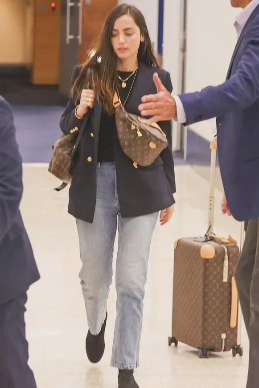 63岁阿汤哥牵手37岁“邦女郎”忘年恋曝光！一个动作引全网争议(图40)