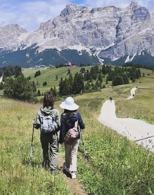 章泽天在意大利登山背双肩包哪像31岁孩子妈扎高马尾太显嫩了(图2)
