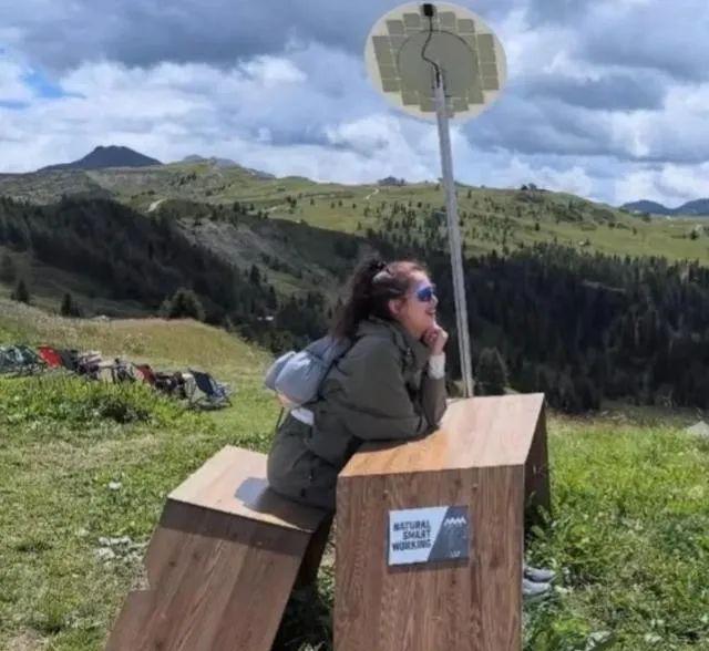 章泽天在意大利登山背双肩包哪像31岁孩子妈扎高马尾太显嫩了(图5)