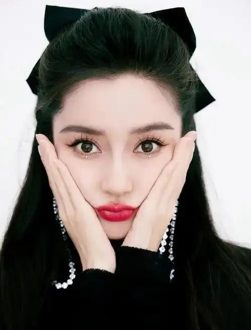 杨颖带儿子香港逛街8岁小海绵牵着妈妈的手很依赖 外婆拎LV同行(图8)