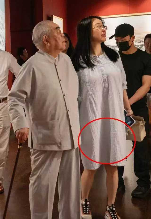 87岁范曾要当爹了？妻子徐萌胖了一圈疑怀孕和范晓惠爆料对上了(图7)