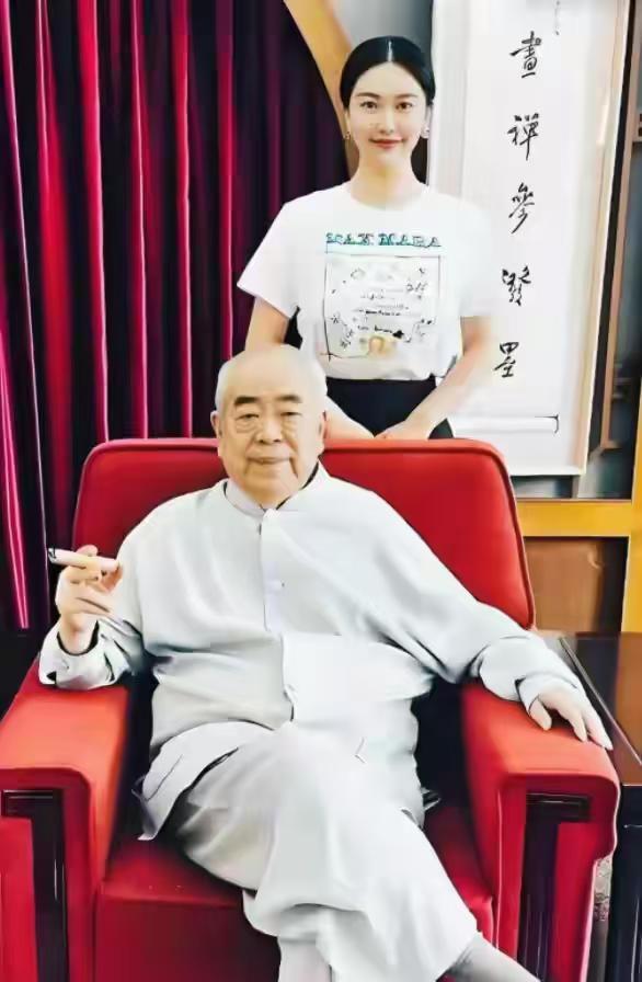 87岁范曾要当爹了？妻子徐萌胖了一圈疑怀孕和范晓惠爆料对上了(图1)