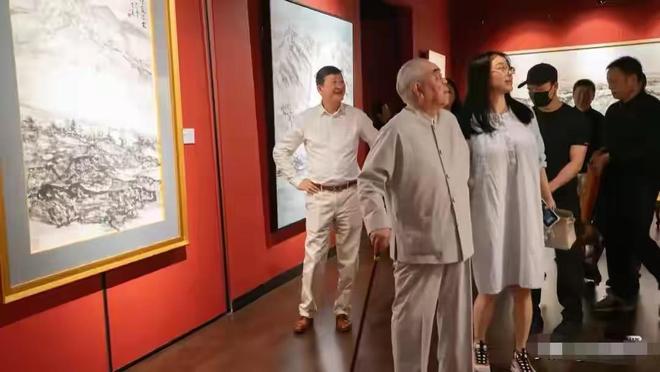 87岁范曾要当爹了？妻子徐萌胖了一圈疑怀孕和范晓惠爆料对上了(图6)