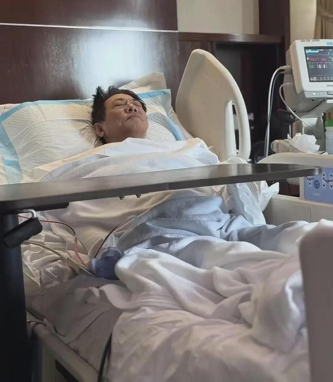 62岁李连杰躺在病床上面容憔悴引担忧！最新回应丨新闻早餐(图1)