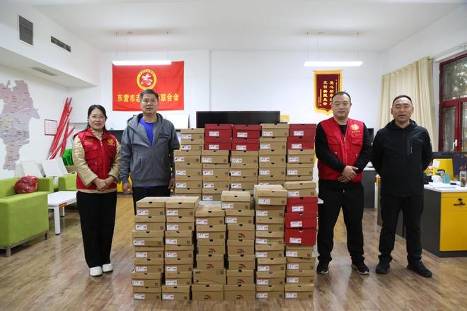东营农商银行志愿扶持落地生花为困难儿童送上84双暖心运动鞋(图2)