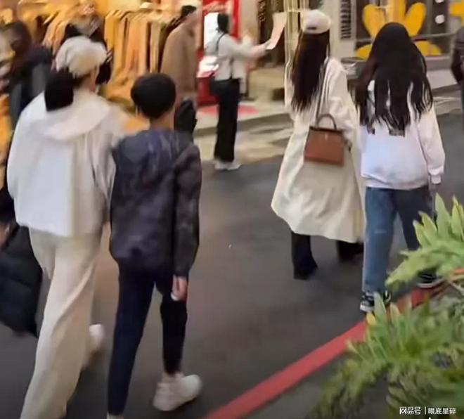 汪小菲一家元旦逛街9岁箖箖1米6瘦高个牵手杨阿姨(图2)