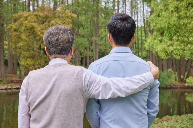 有退休金：儿女给钱衣服鞋子大方收下东西尽量用但钱别花(图2)